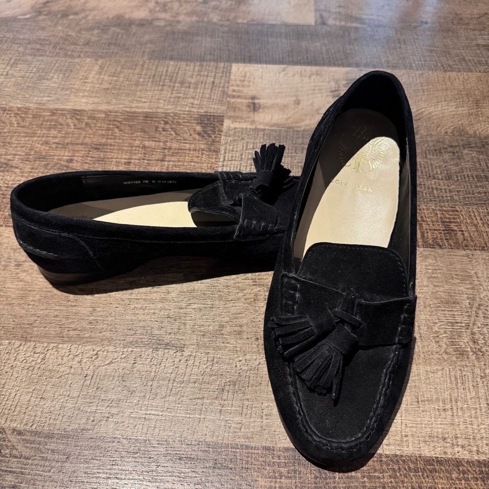 COLE HAAN pinch black suede leather tassel loafer